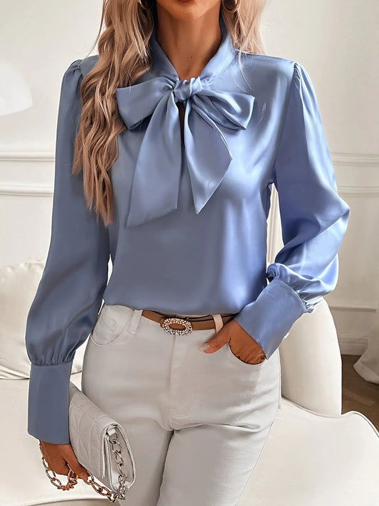 SatinChic - Bluse i Satin med Sløjfe - Kvindemode Lonella